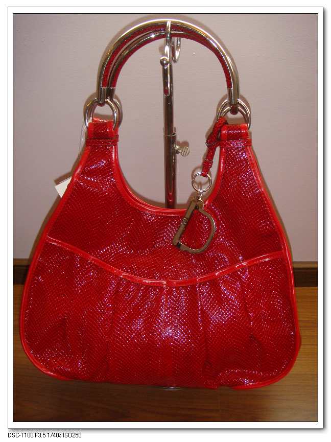 <em>姐妹</em>们 有便宜赶紧来占啊 小资一族 <em>港产</em>包特价