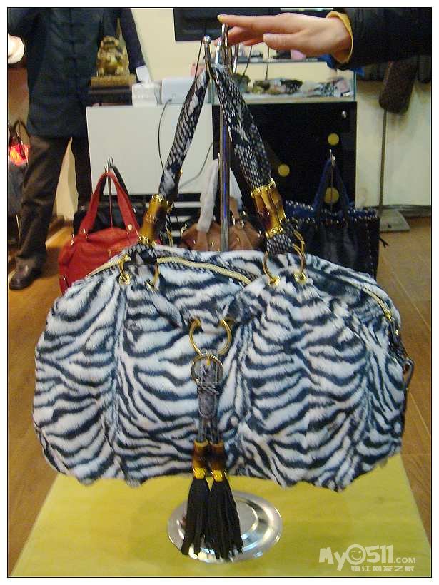 <em>姐妹</em>们 有便宜赶紧来占啊 小资一族 <em>港产</em>包特价