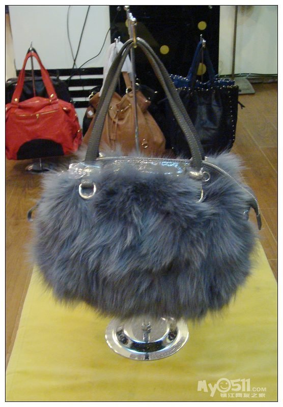 <em>姐妹</em>们 有便宜赶紧来占啊 小资一族 <em>港产</em>包特价