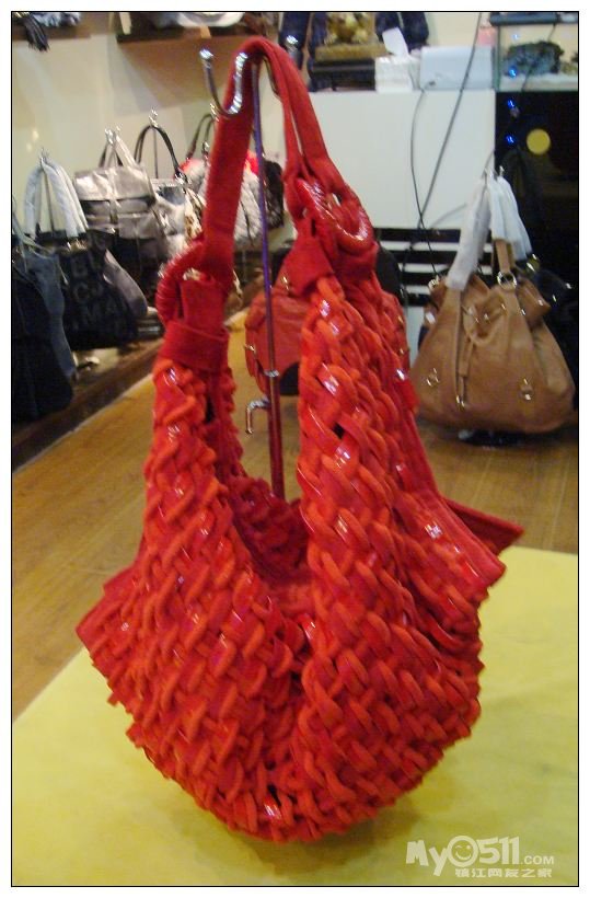 <em>姐妹</em>们 有便宜赶紧来占啊 小资一族 <em>港产</em>包特价