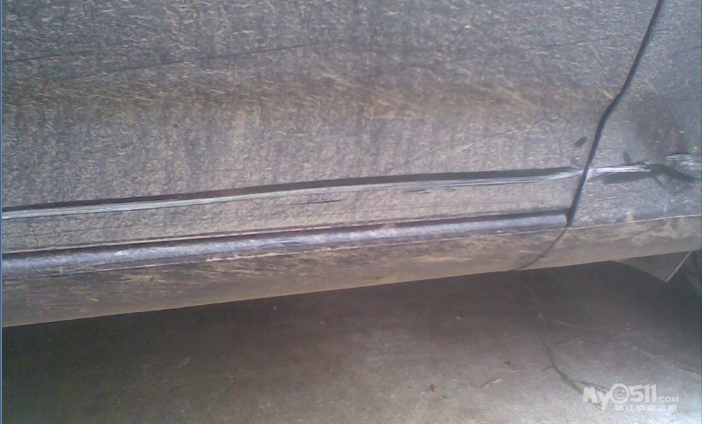 车门下面不知道在哪被刮<em>瘪</em>进去了。哪里弄比较