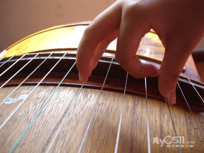 心怡<em>学古筝</em>--第一课 古筝构造和勾托指法练习 