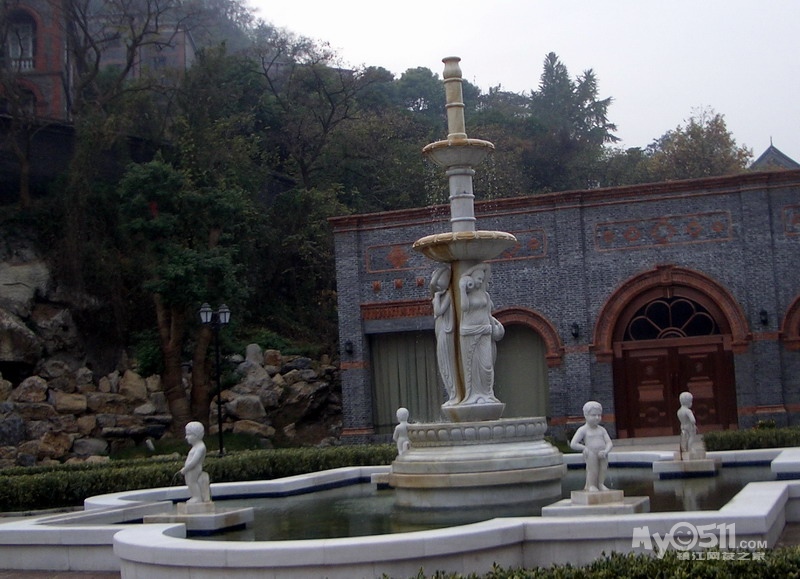 西津渡<em>喷泉</em>广场的撒尿男童知道害羞了 - 百姓话