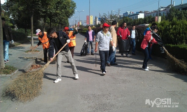 这么多人扫马路再不干净说不过去了