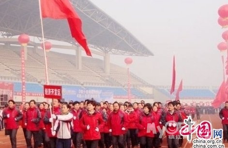 江苏邳州万人长跑 公务员穿羽绒服学生穿单衣