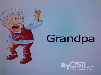 还有一个爷爷看孙子,和小朋友在一个没有水的