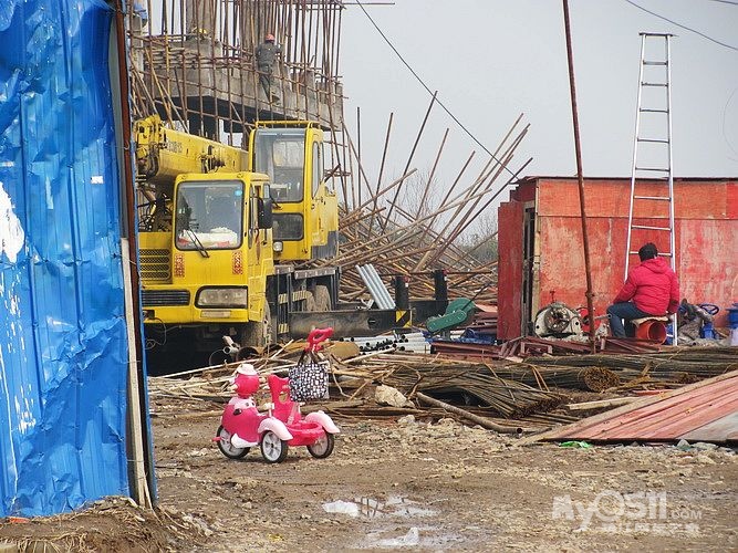 聚旺你们建筑工地混乱了 连小孩子都进工地了