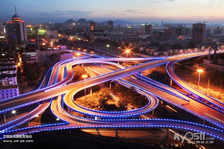 规划太落伍 青年广场高架路立交桥唉离<em>我们</em>还