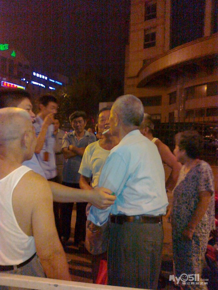 昨晚一起感人事件,一名失忆老人得到众多热心