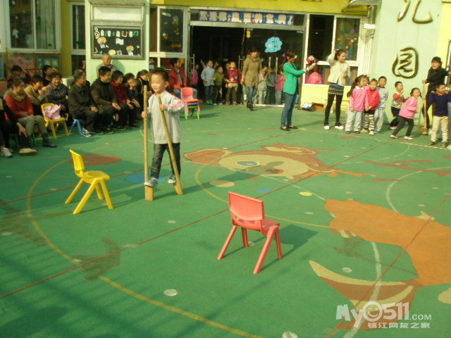 废物利用 变费为宝——记白天鹅幼儿园自制运动器具展示交流活动