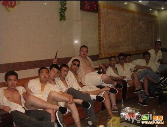 总有那么一群二逼青年,不分白天黑夜地放炮杖