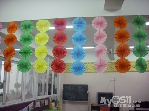 <em>心灵手巧的</em>老师们将<em>我们</em>的教室装扮一新(圣诞