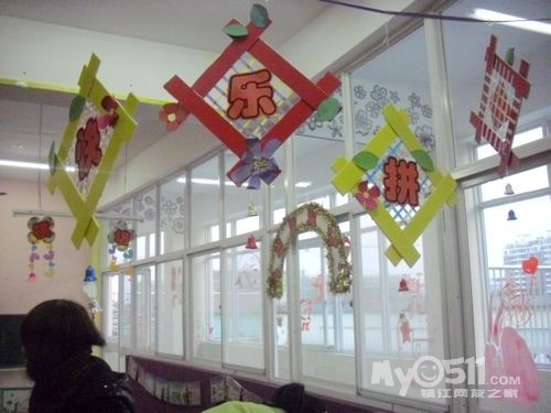 <em>心灵手巧的</em>老师们将<em>我们</em>的教室装扮一新(圣诞