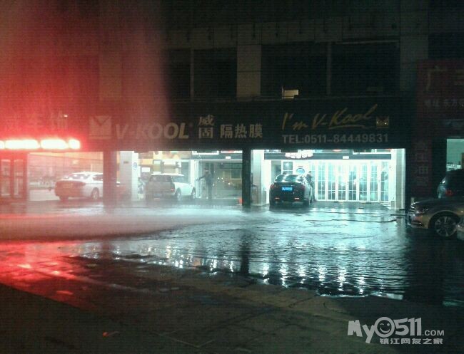 运河路南门外大街君威车饰门口消防栓撞翻,水