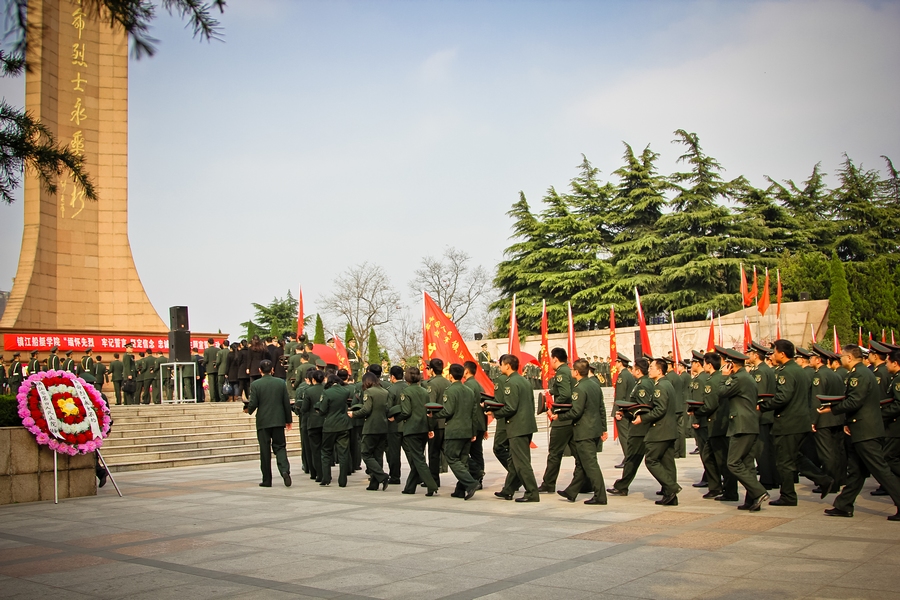 leng---------- 2013镇江船艇学院师生缅怀先烈 ----------yue