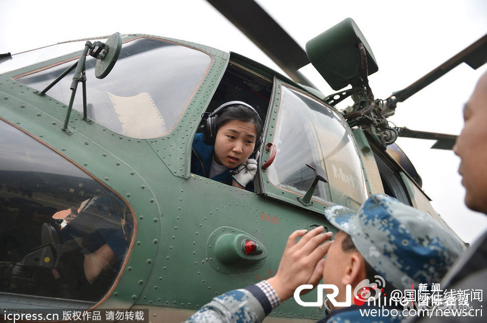 首位直升机女飞行员三进三出雅安震中 - 百姓话