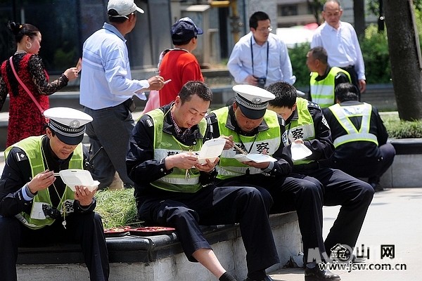 镇江交警风餐露宿 保五一交通安全 - 镇江交巡