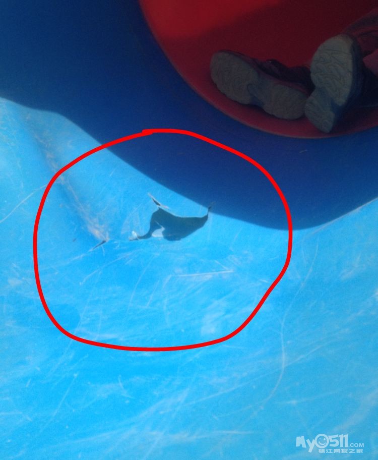 南山西入口内儿童游乐场里的圆桶滑滑梯有安全