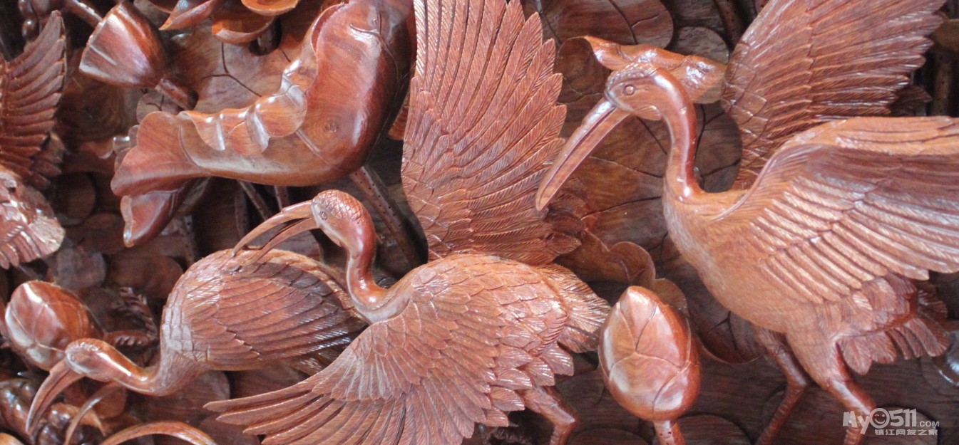 6个工人忙了一年 4个大工2个小工 鹤舞荷香老