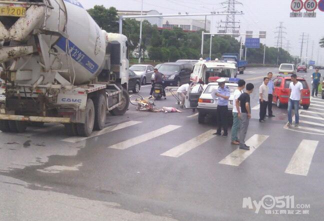 又出交通事故了 可恶的水泥搅拌车