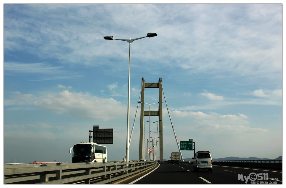 --头顶蓝天白云 行驶在润扬<em>大桥上</em>-- - 快乐老家