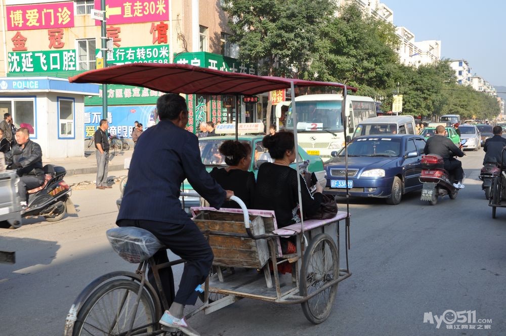 4,街上的东北特色:倒骑驴