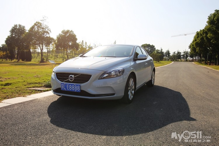 [媳妇当车模]V40冰岛浅水蓝与我媳妇的美丽邂