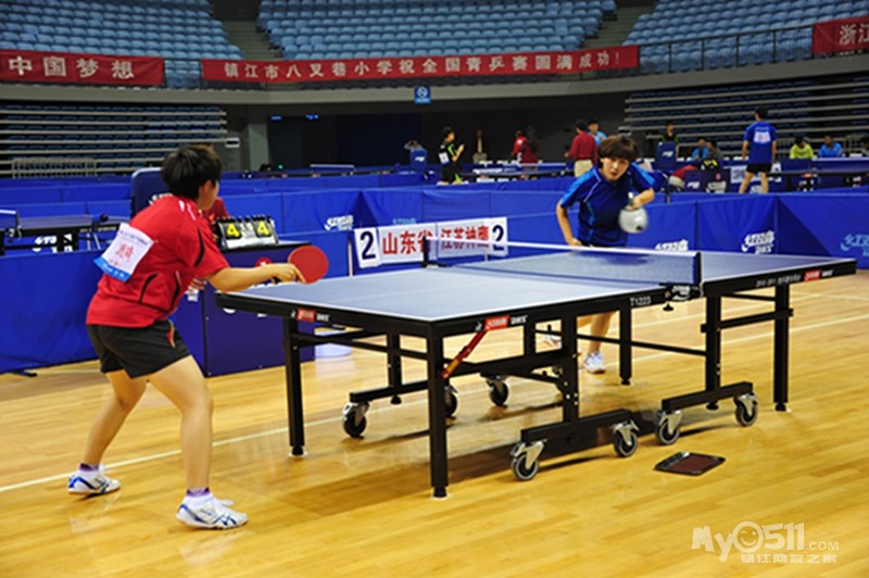 全国青年乒乓球锦标赛男,女团体比赛结束颁奖