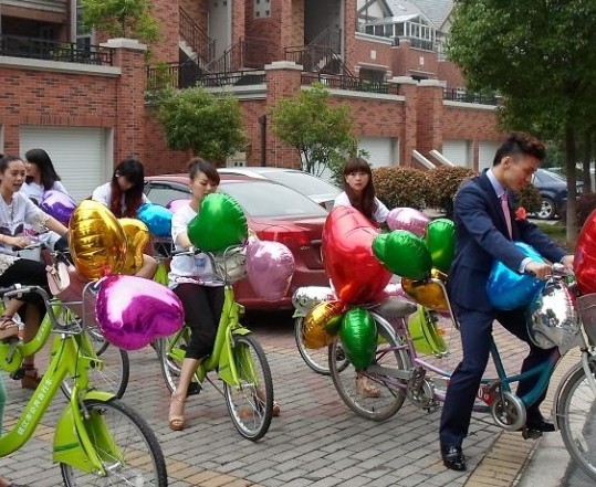 [备婚加油站]:婚车挑选各花入各眼 载着爱情奔向