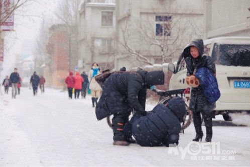 沈阳老翁雪中被撞倒:我有医保 你上班去吧(图)