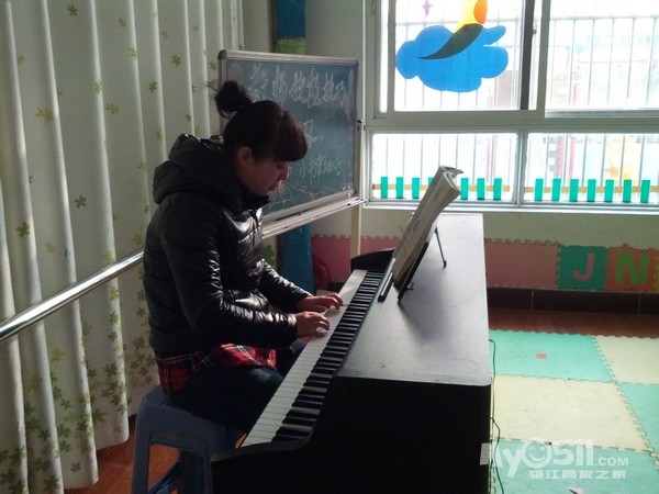 小牛津幼儿园<em>教师</em>技能技巧<em>钢琴</em>弹唱考核精彩p