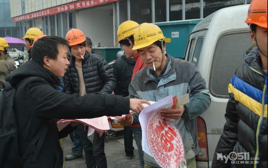 今天志愿者将车票送进工地 帮助农民工买票 - 