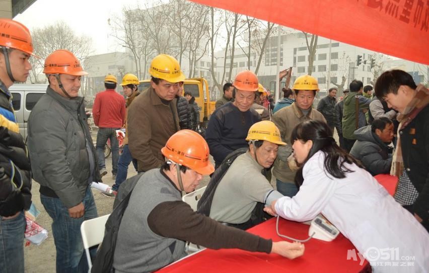 今天志愿者将车票送进工地 帮助农民工买票 - 