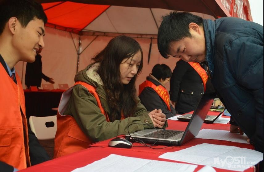 今天志愿者将车票送进工地 帮助农民工买票 - 