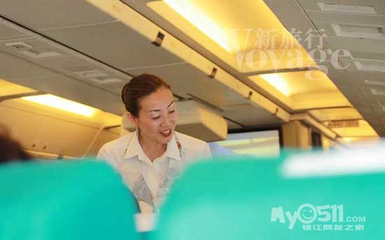 姑娘今年备战艺考空乘专业 对照自己的身材有