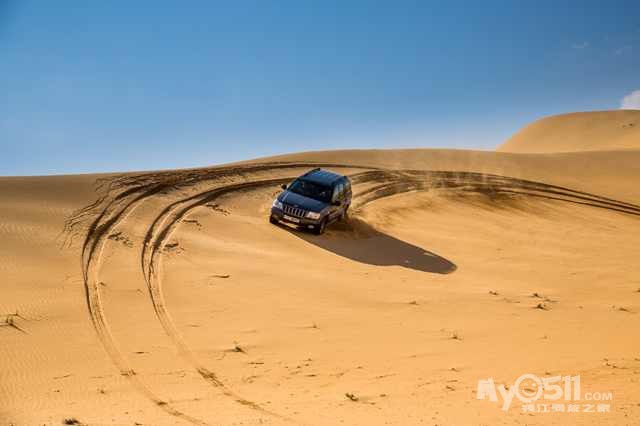 国内游客自驾游玩迪拜冲击迪拜大沙漠 - 畅游天