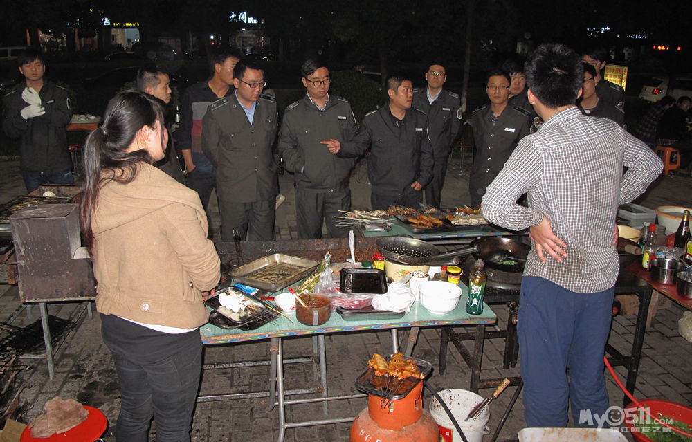 丹徒城管邀请热心市民共同参与烧烤油烟整治 