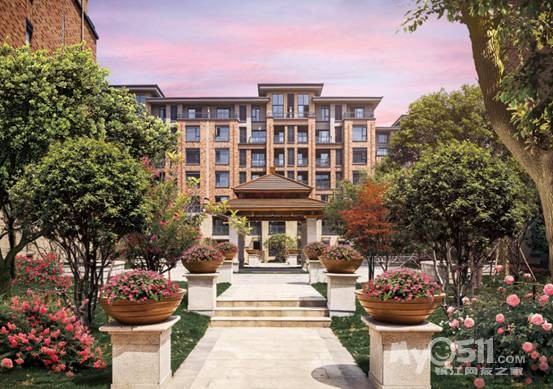 美洋房 实景现房 新古典主义建筑,托斯卡纳园林景观,户户实景现房 中冶蓝湾多层洋房位于滨江板块龙头部位,外有无可复制的“三山一江”自然风光带,内有别具风情的托斯卡纳园林景观。建筑所采用的新古典主义风格,历来受上海、北京等城市度高端豪宅的青睐,三段式经典设计,打造出绿树红墙的醇正英伦风情洋房,底层黄灰色、中部赭红色、顶部深灰色,色彩协调、层次丰富,是长江畔具观赏性、识别性的豪宅符号。