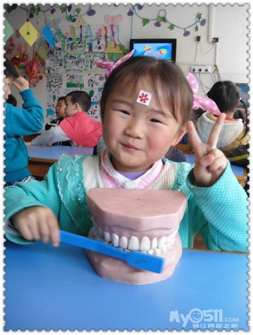 从小老师对我说,吃水不忘挖井人是那首歌的歌