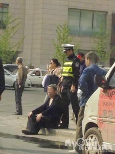 辽宁<em>鞍山</em>现最帅交警:用腿给老人当靠背 - <em>百姓</em>