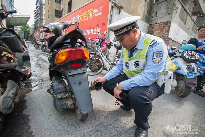 为帅气男子非法改装摩托车被拘--交巡警施以