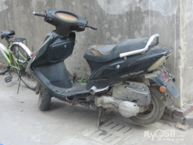 旧踏板摩托车废品转了哦,电瓶是9成新的哦,发