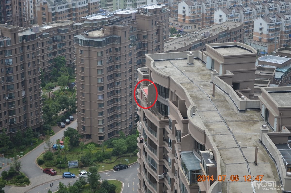 永隆城市广场高层顶楼惊现加盖别墅!震撼高清