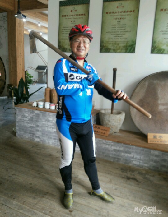 大斌锄头舞得好 豆坊墙角差点倒 - 镇江市自行