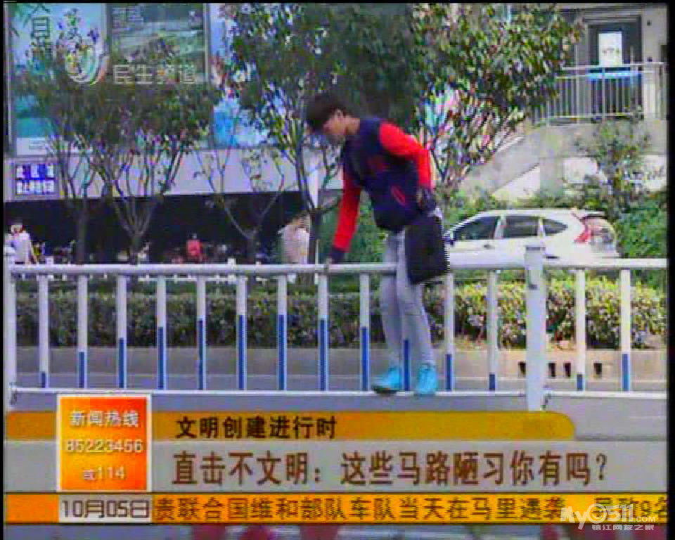 翻栏杆过马路 也不怕扯蛋