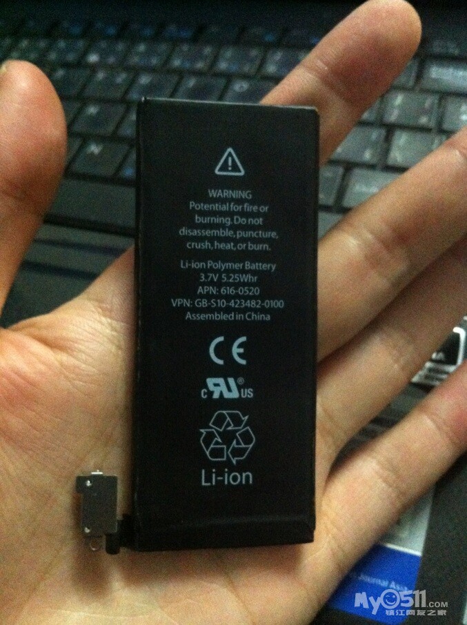 求大神鉴定下这个苹果4的电池 是否原装 型号