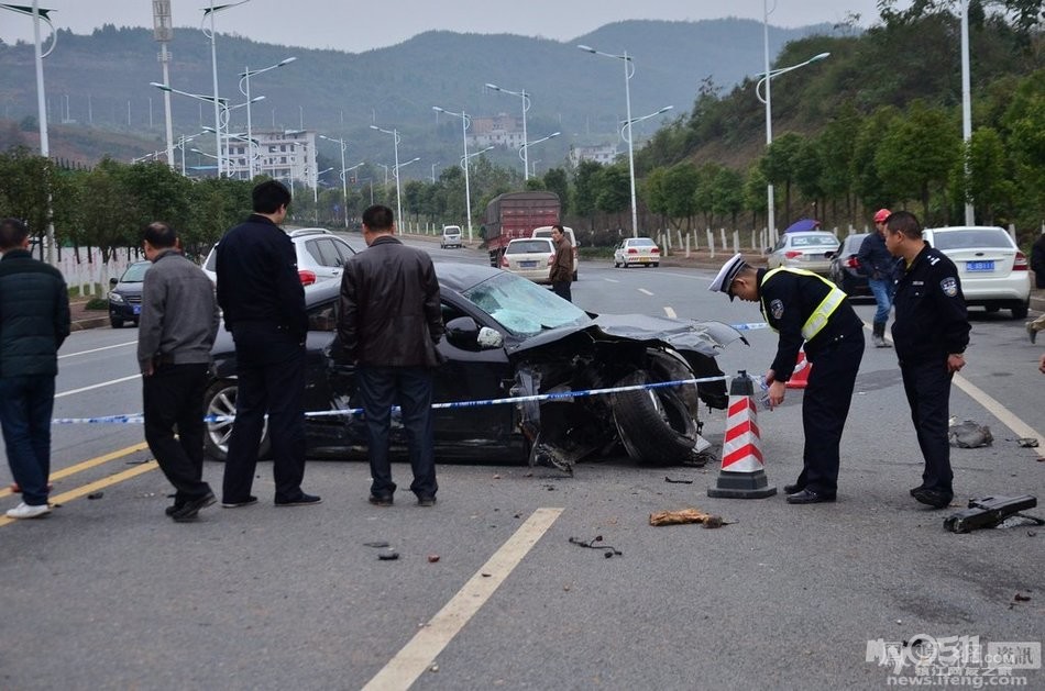 广西一火车脱轨冲进小区 南京建筑工地汽车吊