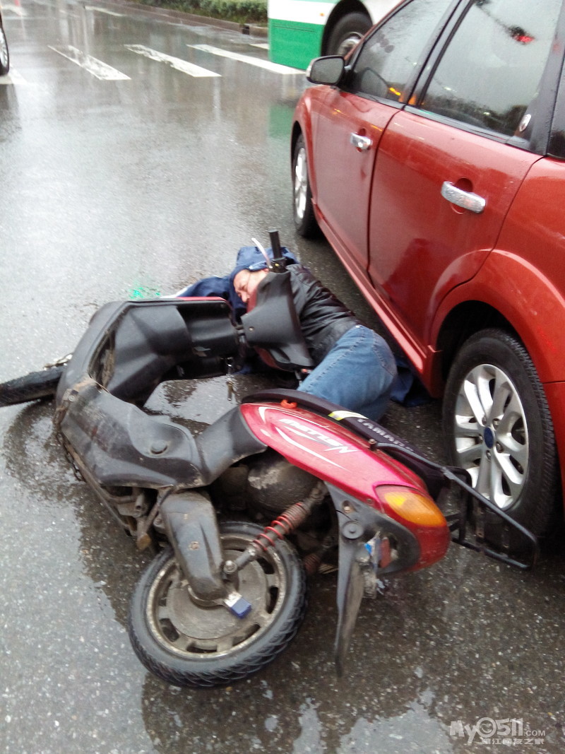 原来电动车闯红灯撞汽车都是汽车的责任? - 百