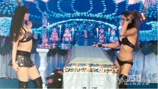 妻子知<em>丈夫</em>生前爱看<em>美女</em>,请辣妹入灵堂抚棺热