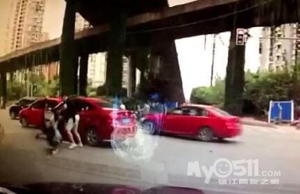 <em>成都女司机</em>连续变更两条车道激怒男司机 - 百姓